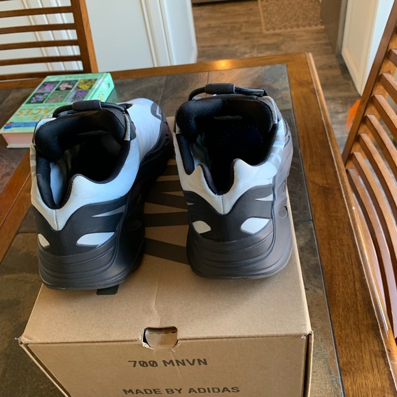 Yeezy 700 mnvn - Picture 2 of 6